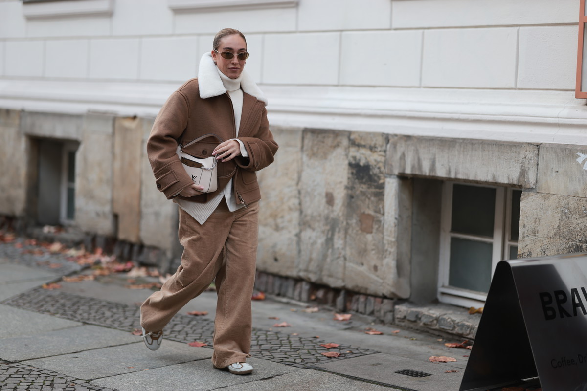 „Corduroy trousers” – najmodniejsze spodnie zimy 2025