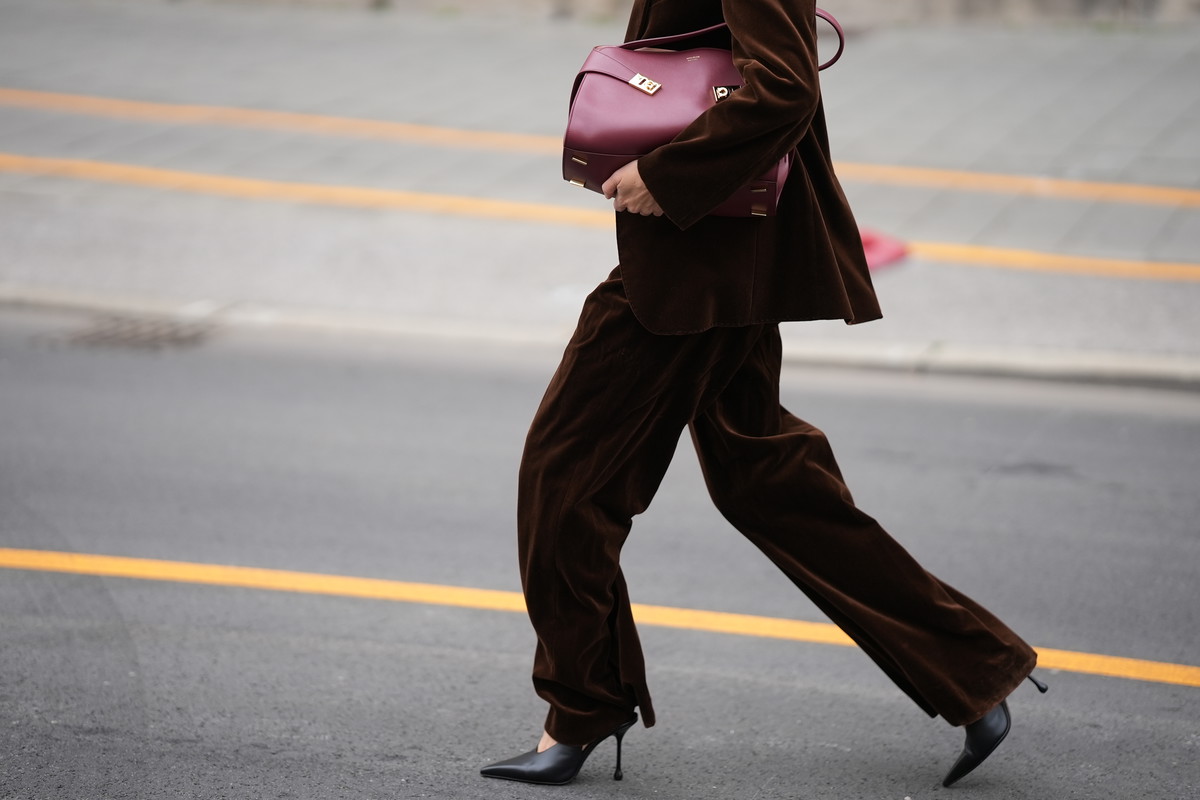 „Velvet trousers” – hit z Mediolanu. Nowa zimowa elegancja 2025