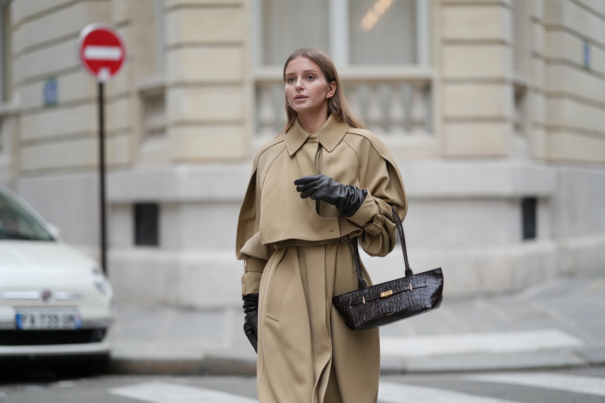 Ocieplany trencz – hit it-girls na zimę 2025. Trend w stylu Reserved