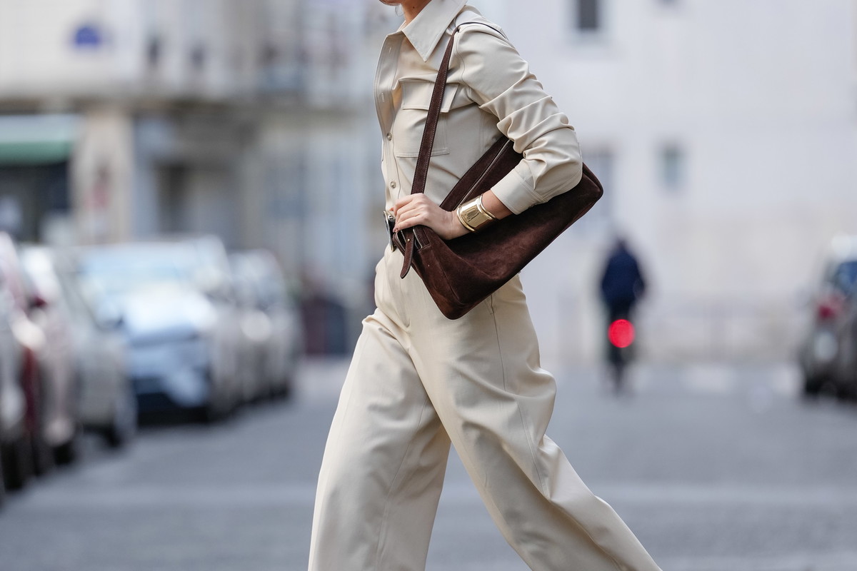 „Taupe jeans” – nowy ulubieniec minimalistek na 2025
