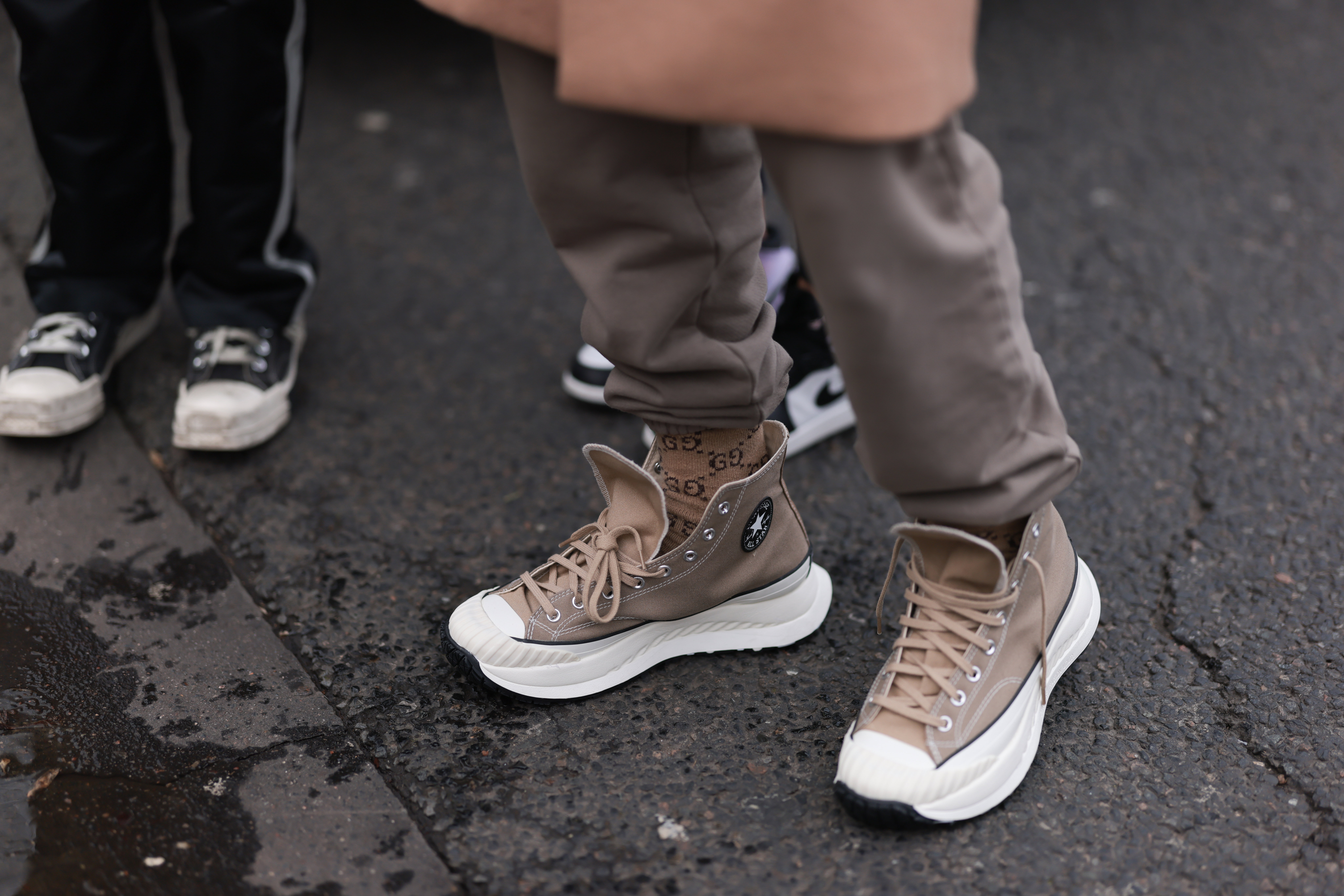 Zimowe buty z TikToka – nowe „sneakersy” do wełnianych płaszczy