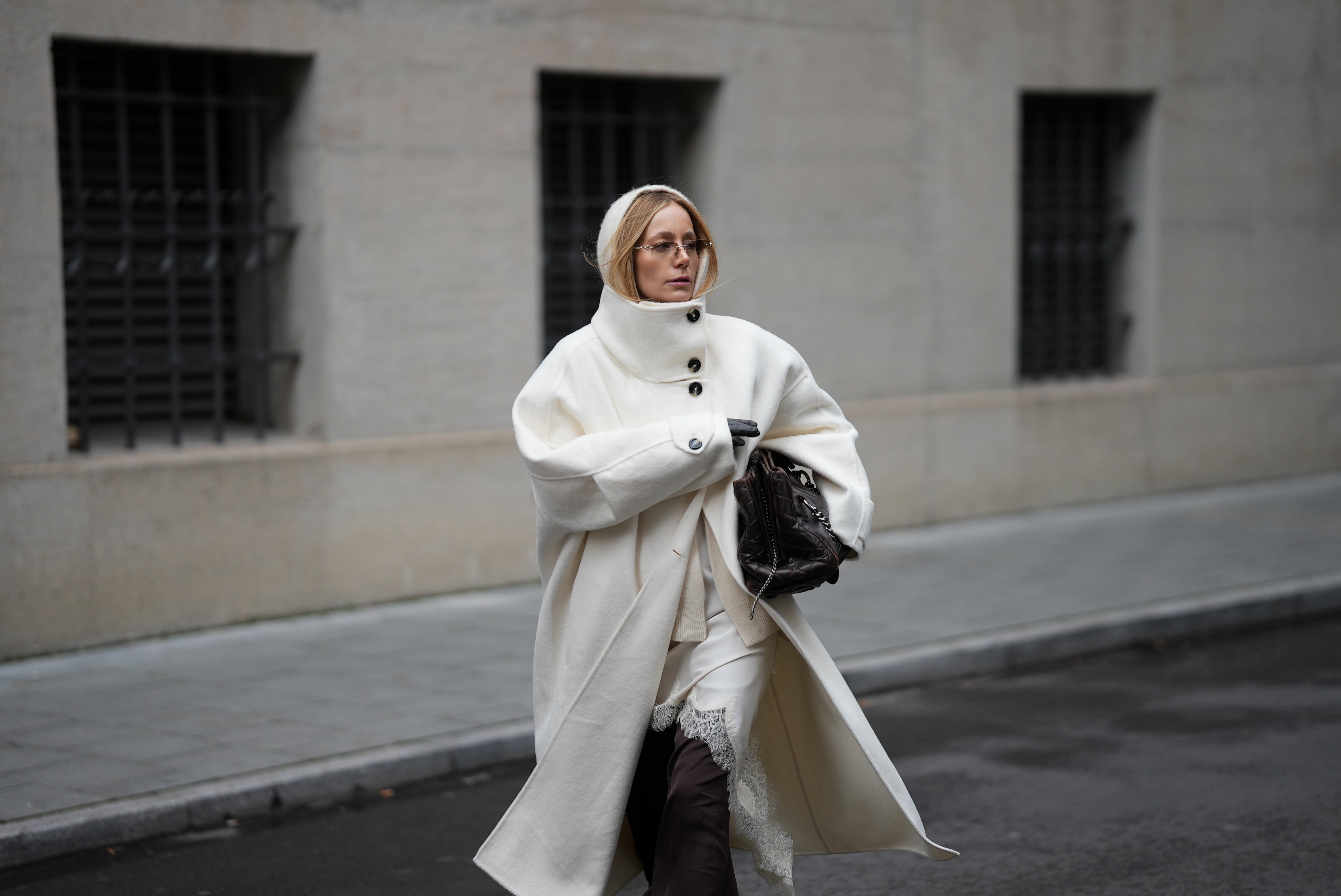 Built-In Scarf Coat – wyszczuplający płaszcz zimy 2025/2026