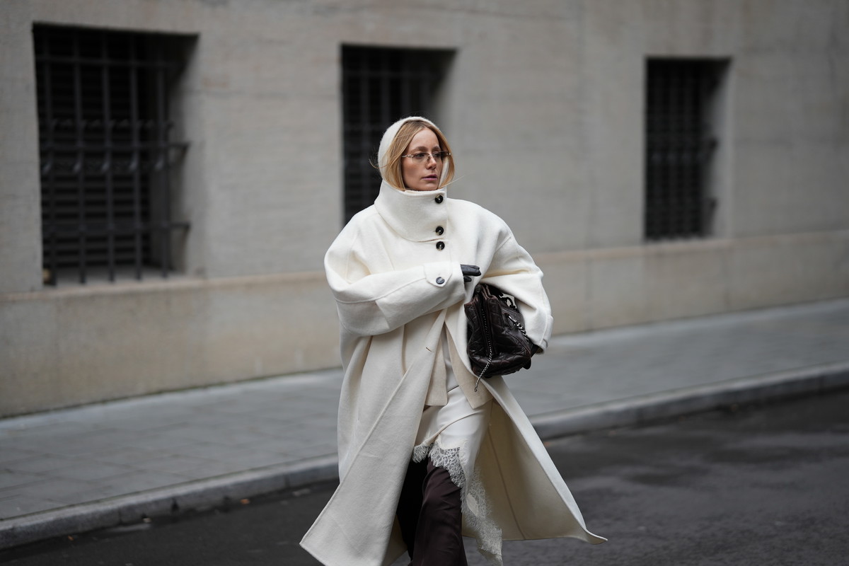 Built-In Scarf Coat – wyszczuplający płaszcz zimy 2025/2026