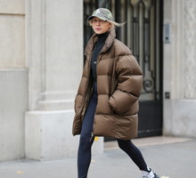 Crystal Pine Coat – płaszcz, który zastępuje czerń zimą 2025