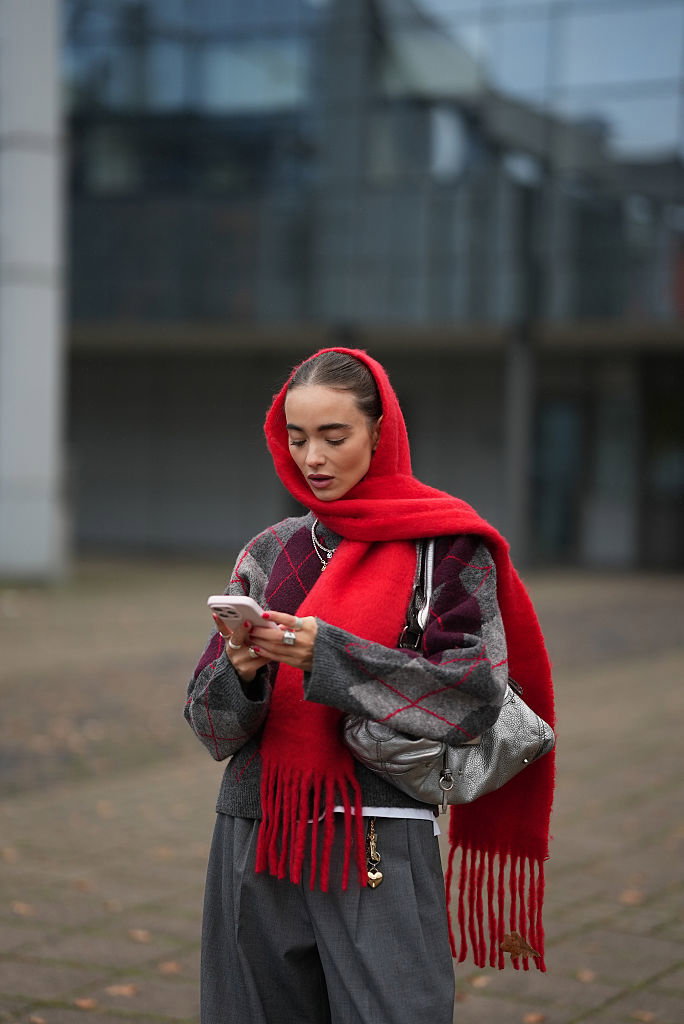 Arctic Fringe Scarf – największy hit TikToka zimą 2025