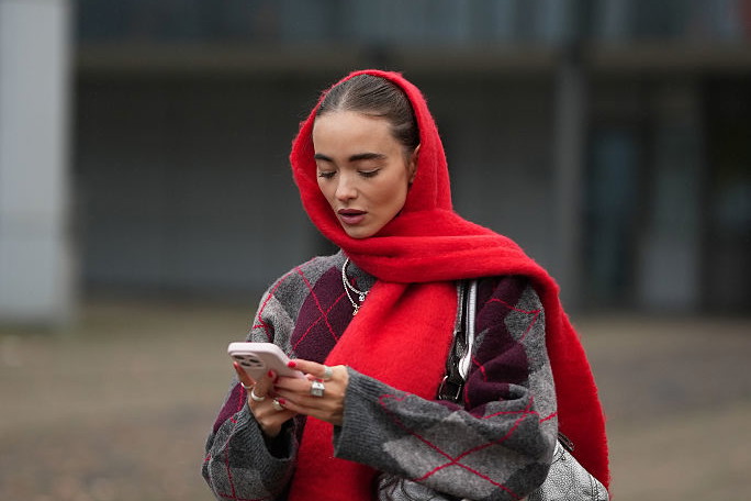 Arctic Fringe Scarf – największy hit TikToka zimą 2025