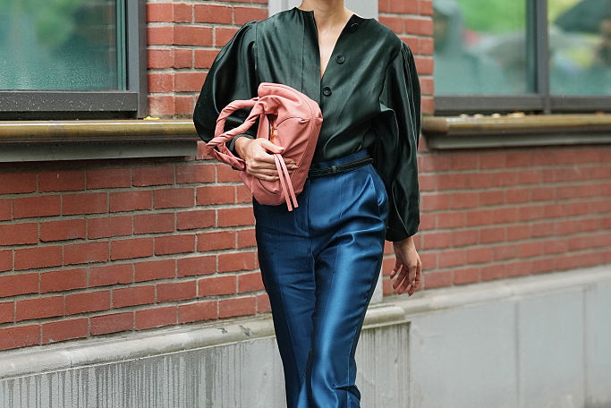 Satynowa koszula – trend Everyday Satin 2025/2026