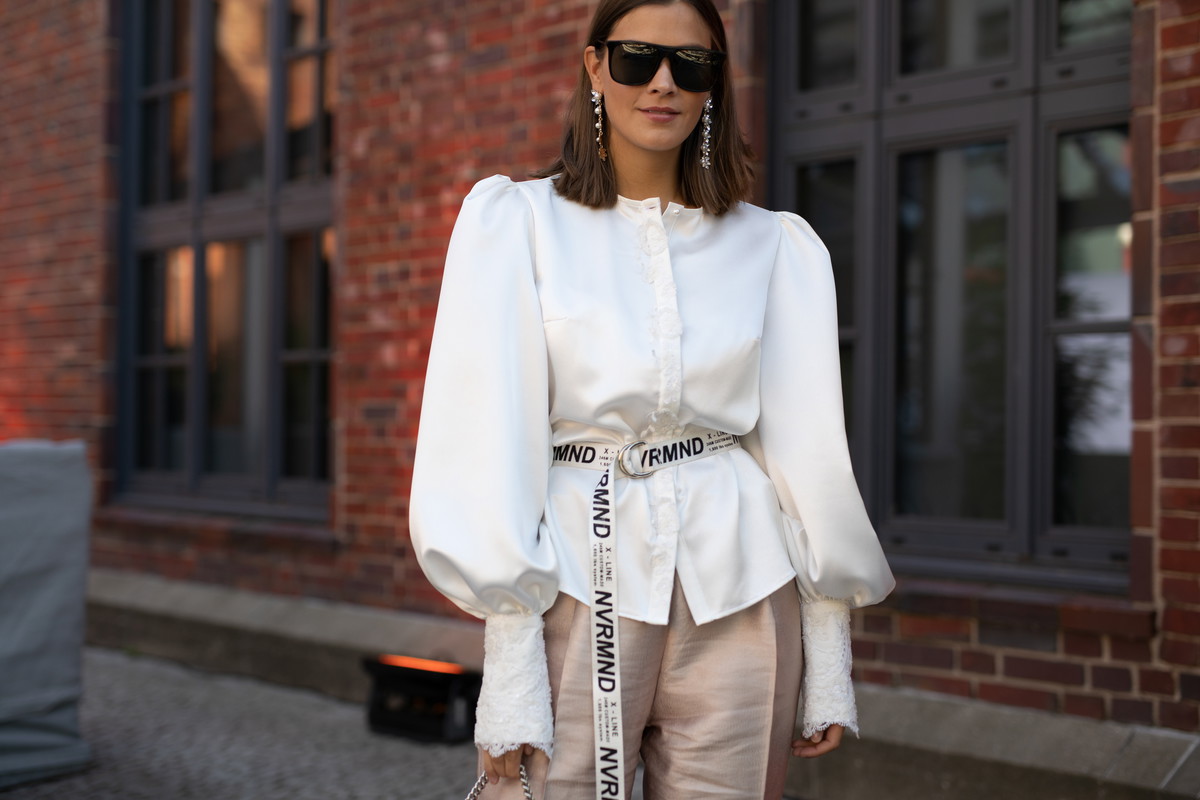 Crinkle Satin Blouse wraca. Archiwalny szyk w nowej wersji