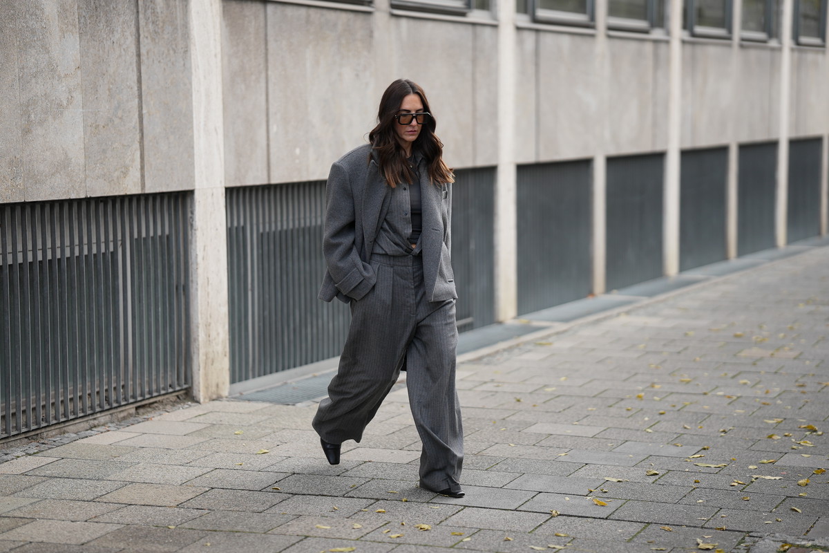 Dzianinowy garnitur „smoky graphite” – nowy hit influencerek 2025