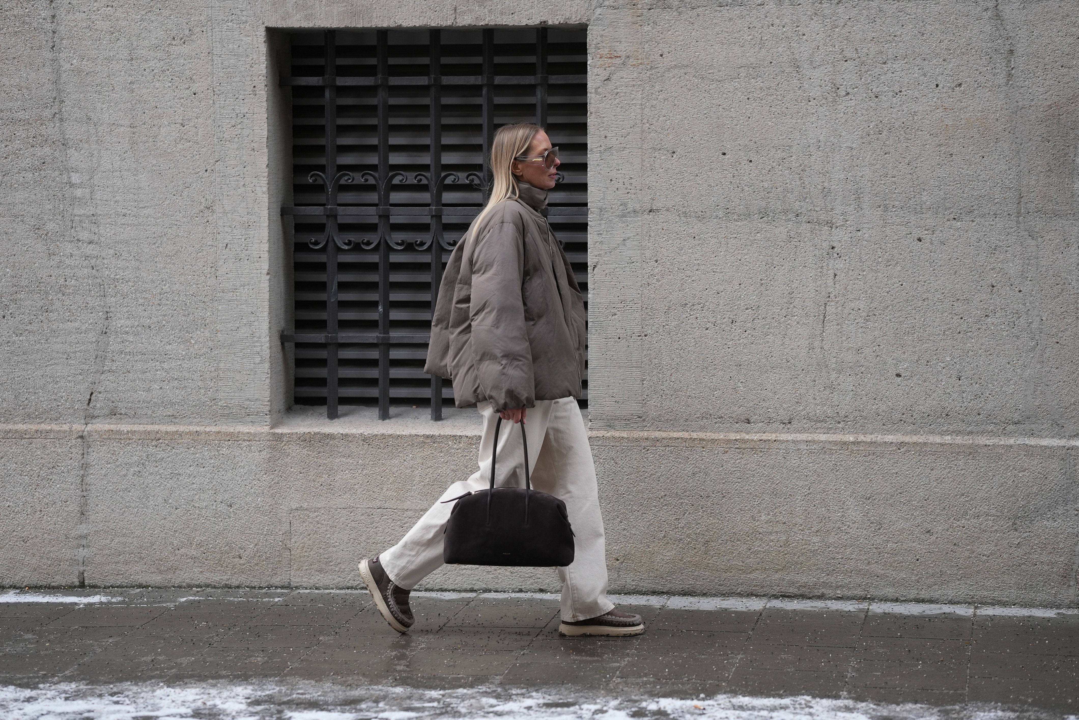Powder Grey Corduroy to hit sezonu. Sztruksy wracają w nowym kolorze
