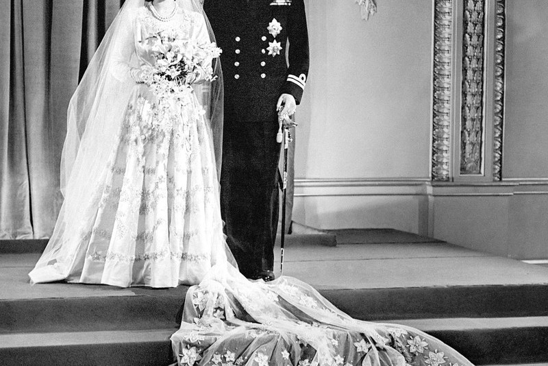 Słynne suknie ślubne gwiazd, Królowa Elżbieta II, 1947 rok