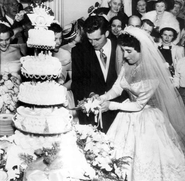 Słynne suknie ślubne gwiazd, Elizabeth Taylor, 1950 rok