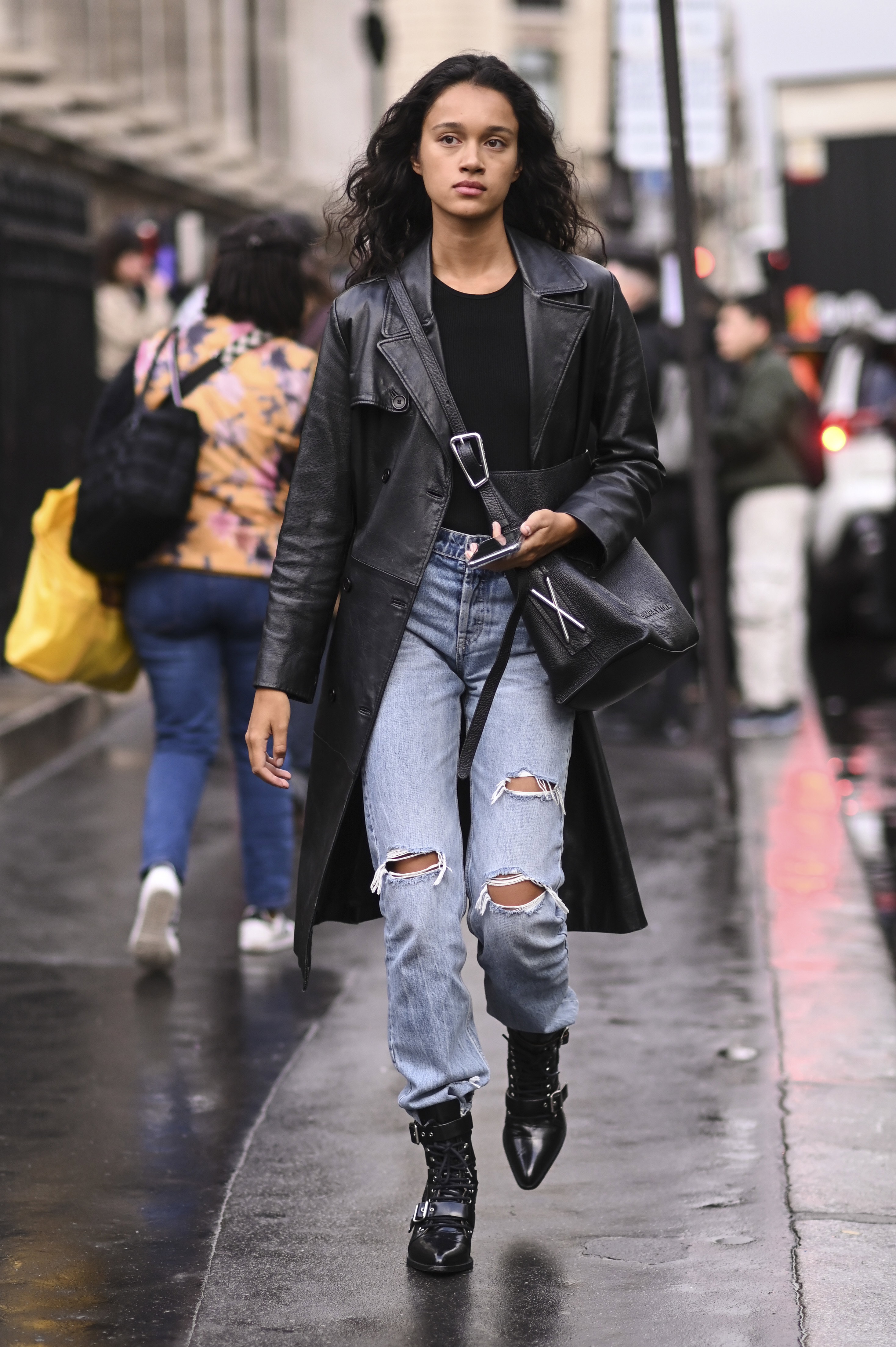 Ripped denim 2026. Jak nosić podarte jeansy dziś?