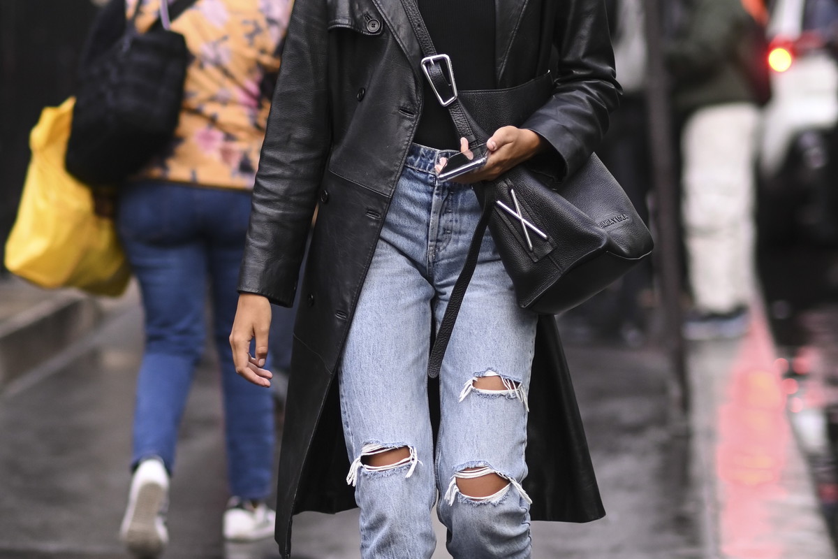 Ripped denim 2026. Jak nosić podarte jeansy dziś?
