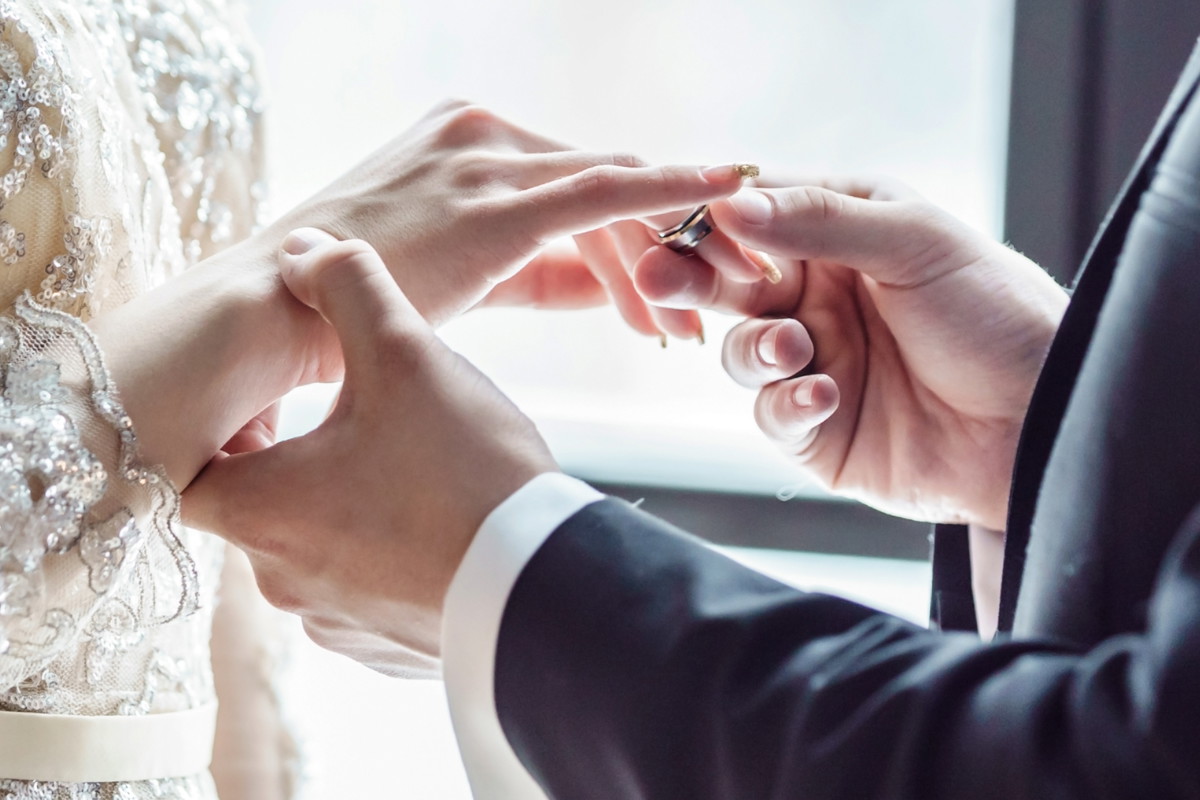 Pierścionek zaręczynowy - jaki wybrać? Fot. fotolia