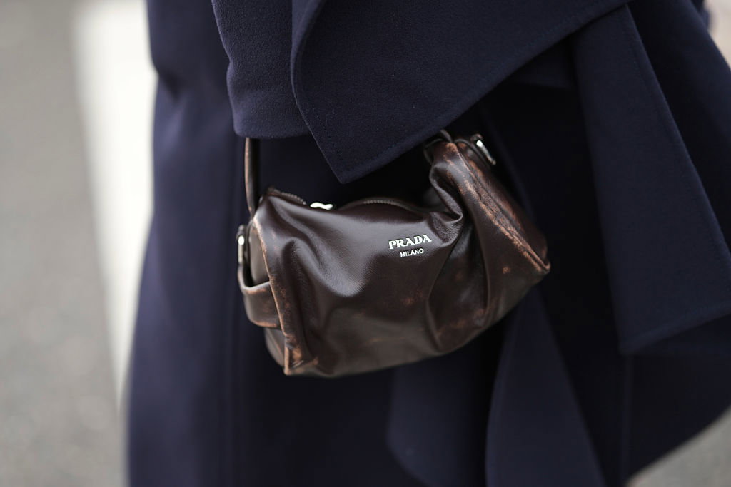 Mini bag 2026. Minimalistyczne torebki wracają do mody