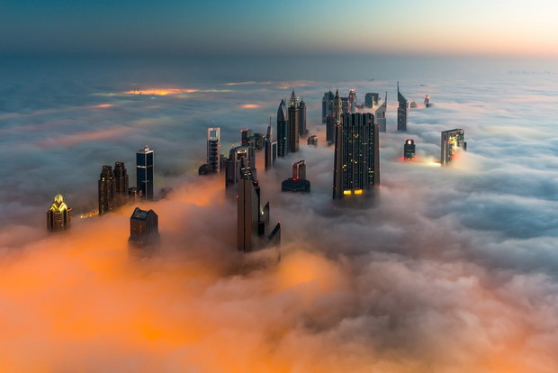 Dubajskie wieżowce osnute mgłą, fot. East News