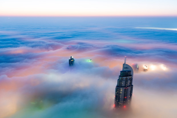 Dubajskie wieżowce osnute mgłą, fot. East News