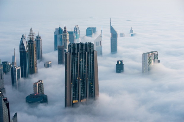 Dubajskie wieżowce osnute mgłą, fot. East News