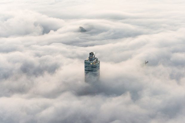 Dubajskie wieżowce osnute mgłą, fot. East News