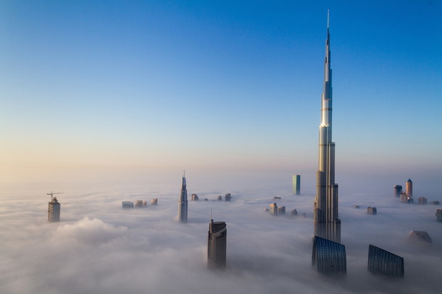 Dubajskie wieżowce osnute mgłą, fot. East News
