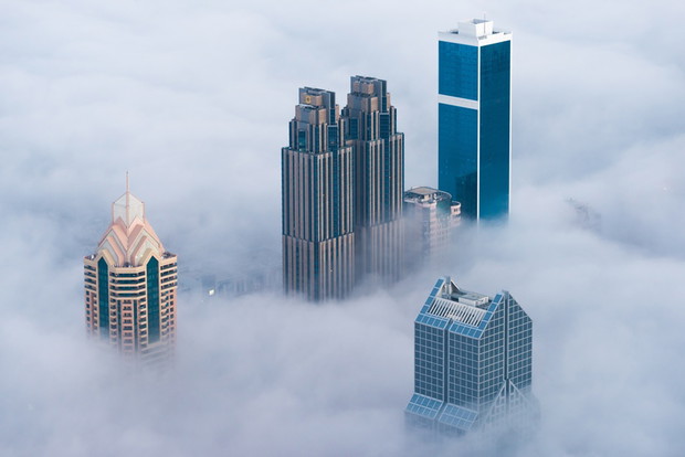Dubajskie wieżowce osnute mgłą, fot. East News