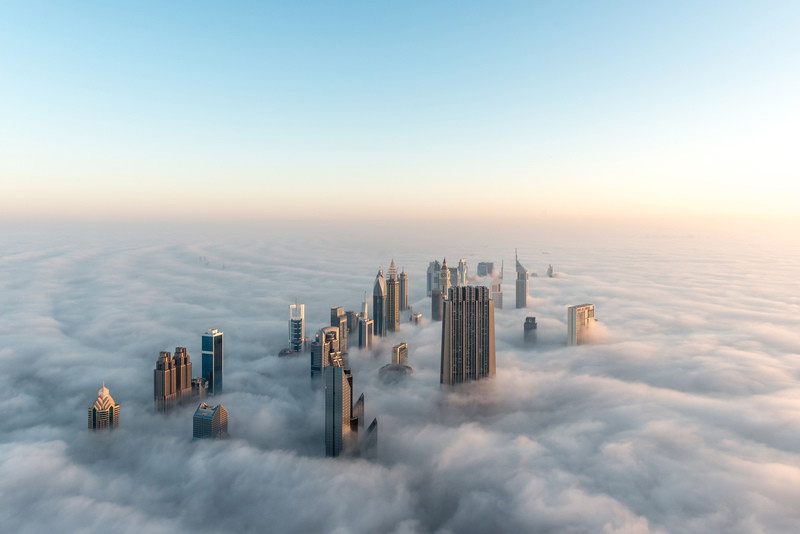 Dubajskie wieżowce osnute mgłą, fot. East News