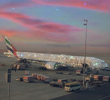 Samolot Emirates na grafice Sary Shakeel