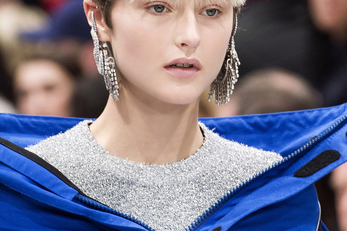 Krótkie fryzury blond, Balenciaga