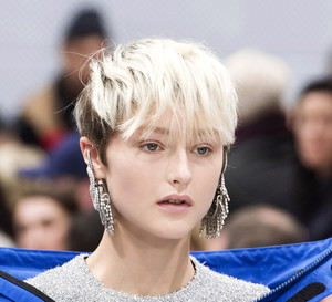 Krótkie fryzury blond, Balenciaga