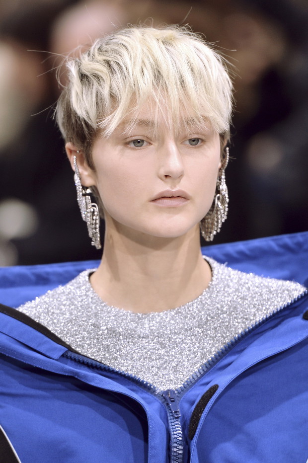Krótkie fryzury blond, Balenciaga