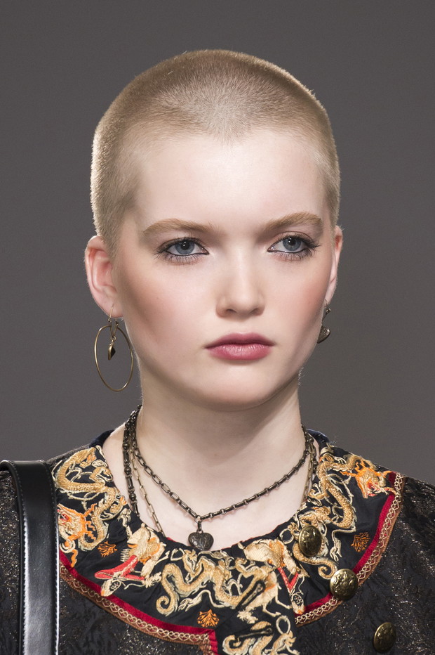 Krótkie fryzury blond, Etro