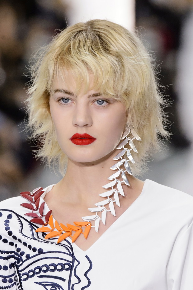 Krótkie fryzury blond, Mary Katrantzou