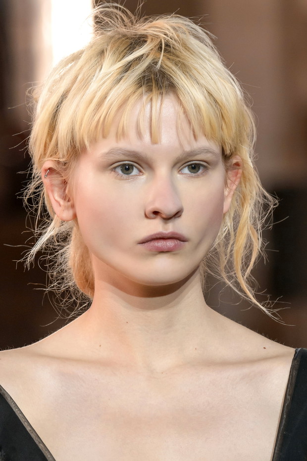Krótkie fryzury blond, Moon Young Hee