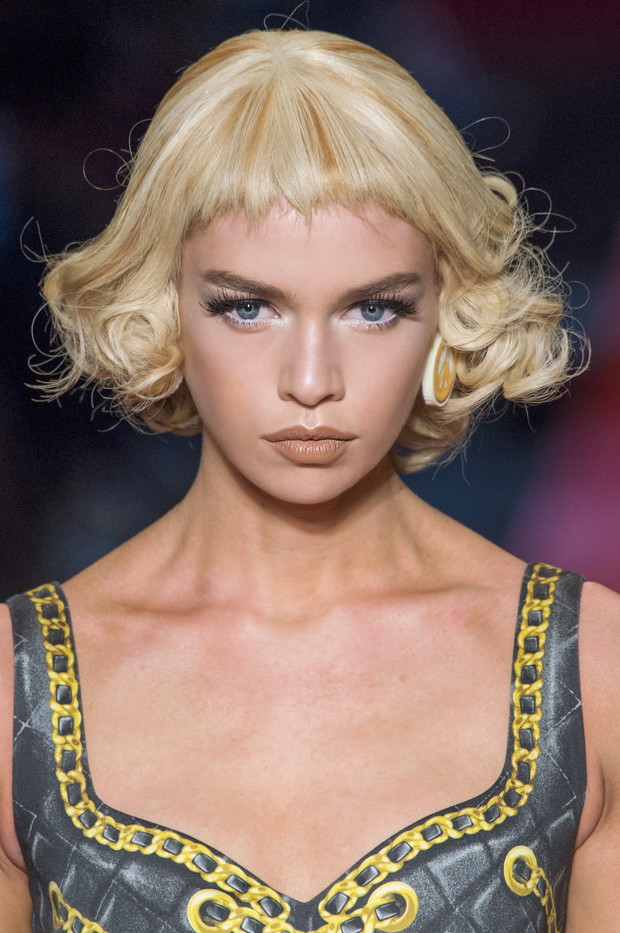 Krótkie fryzury blond, Moschino
