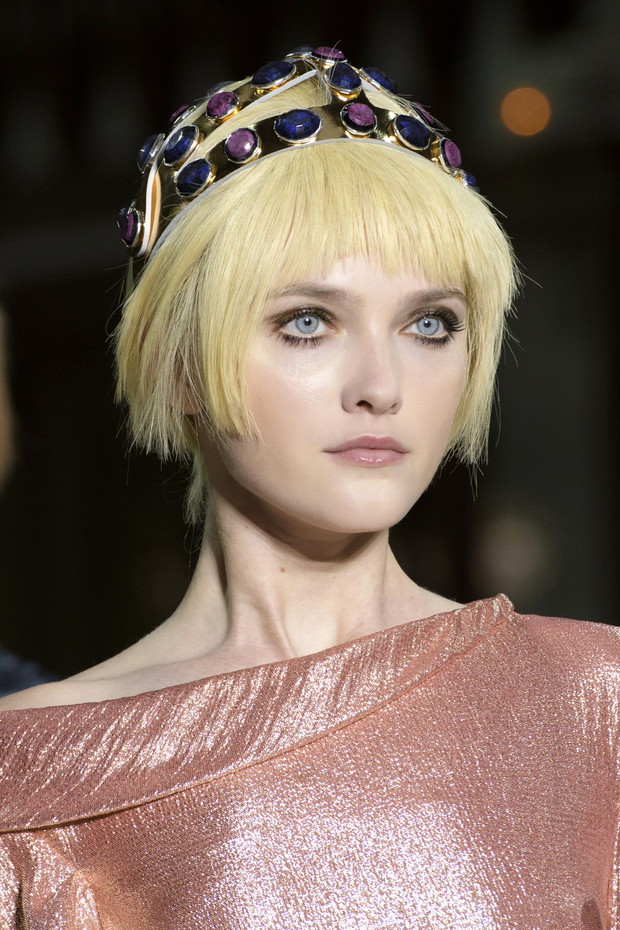 Krótkie fryzury blond, Ulyana Sergeenko