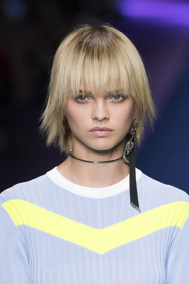 Krótkie fryzury blond, Versace