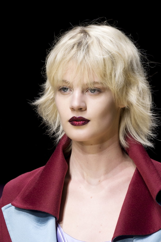 Krótkie fryzury blond, Versace