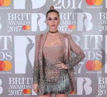 Brit Awards 2017: Katy Perry w sukience Versace