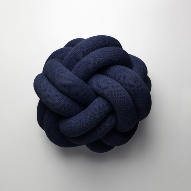Poduszka Knot Cushion, Design House Stockholm, fot. mat. prasowe