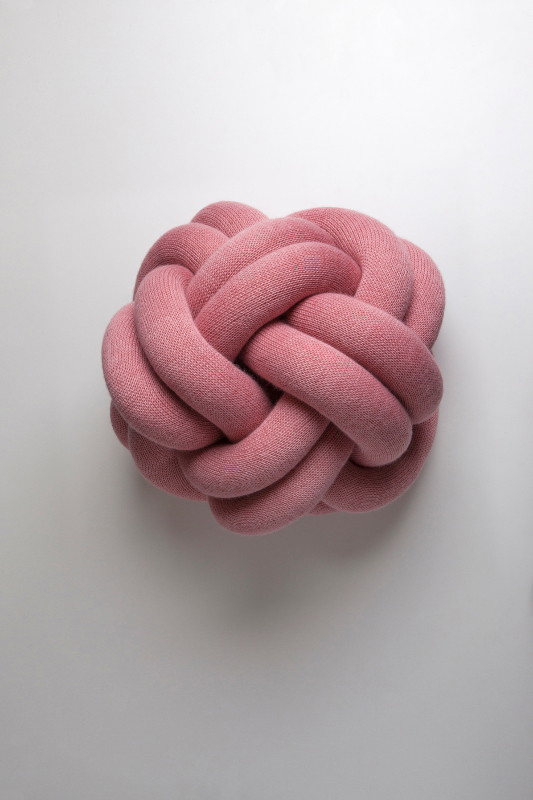 Poduszka Knot Cushion, Design House Stockholm, fot. mat. prasowe