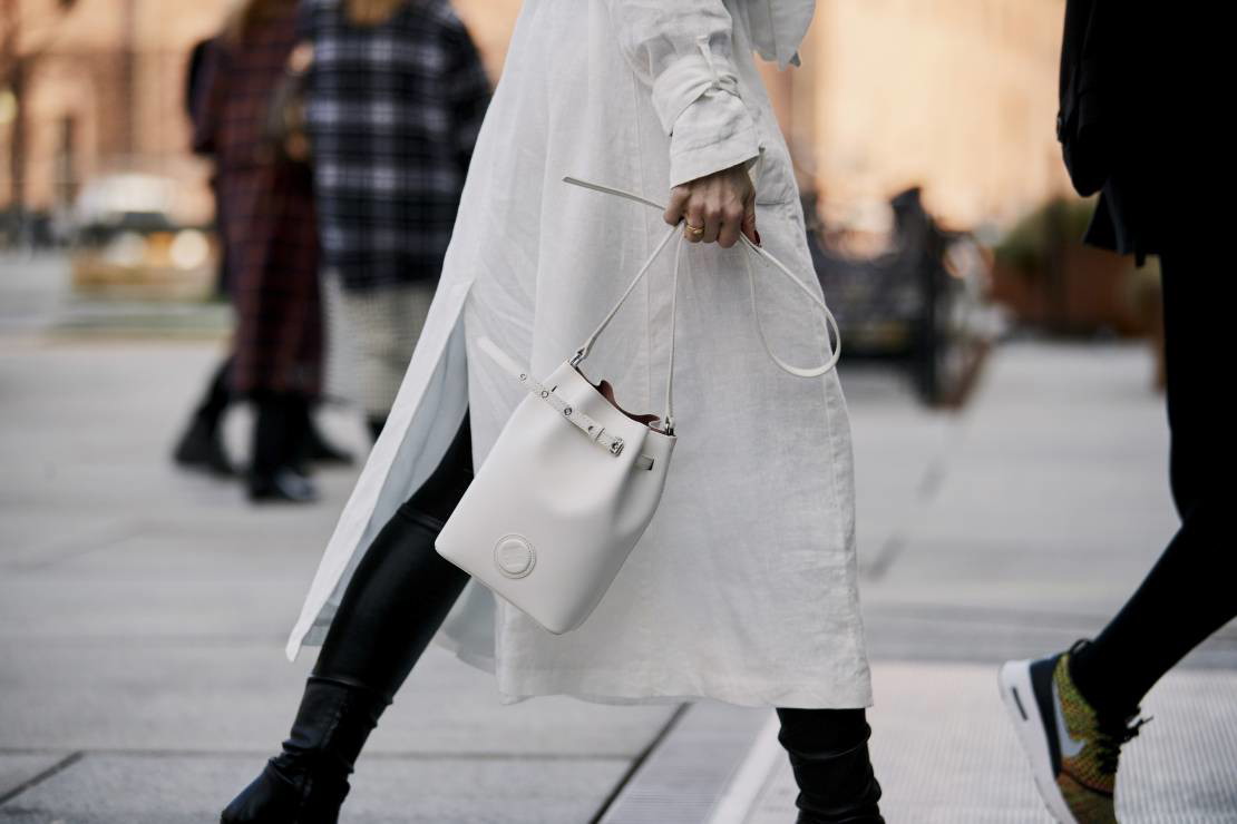 street fashion - białe torebki