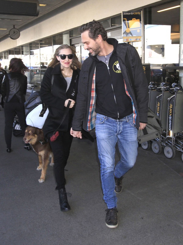 Amanda Seyfried i Thomas Sadoski na lotnisku w Los Angeles
