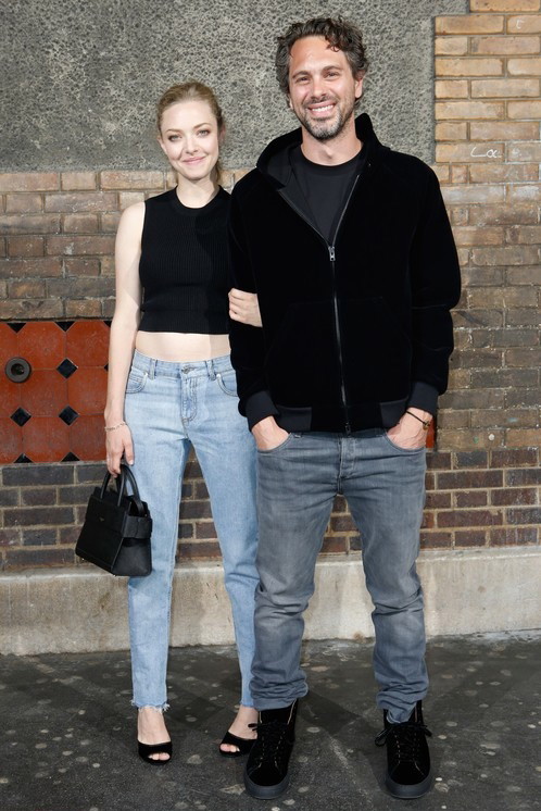 Amanda Seyfried i Thomas Sadoski na pokazie męskiej kolekcji Givenchy na sezon wiosna-lato 2017