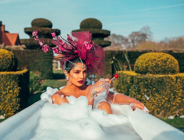 Kadr z teledysku Sucker, Priyanka Chopra