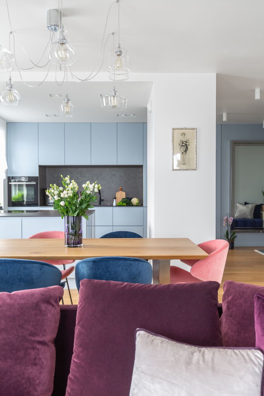 Mieszkanie w niebiańskim błękicie na Warszawskiej Pradze, projekt Decoroom