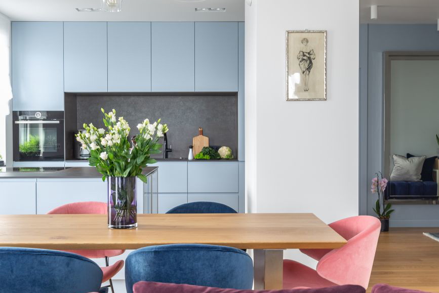 Mieszkanie w niebiańskim błękicie na Warszawskiej Pradze, projekt Decoroom