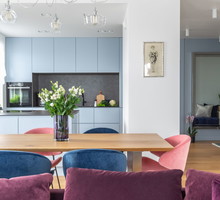 Mieszkanie w niebiańskim błękicie na Warszawskiej Pradze, projekt Decoroom