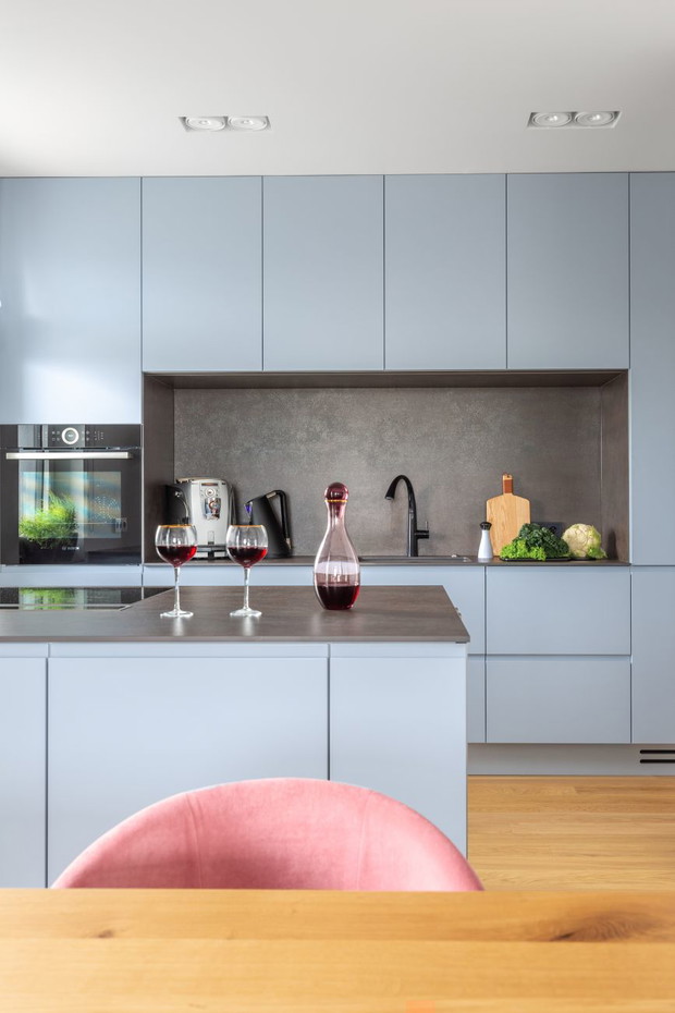 Mieszkanie w niebiańskim błękicie na Warszawskiej Pradze, projekt Decoroom