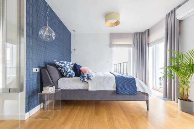 Mieszkanie w niebiańskim błękicie na Warszawskiej Pradze, projekt Decoroom